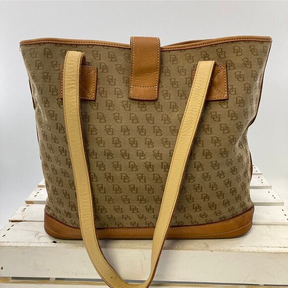DOONEY & BOURKE TAN CANVAS SIGNATURE PRINT SHOULDER BAG ASIS - Picture 4 of 13